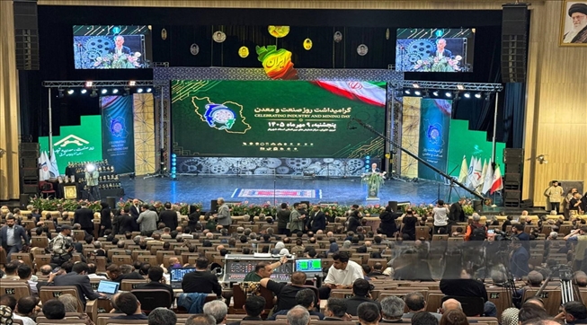 تجلیل از واحدهای نمونه صنعتی و معدنی استان در همایش روز صنعت، معدن و تجارت آذربایجان‌شرقی