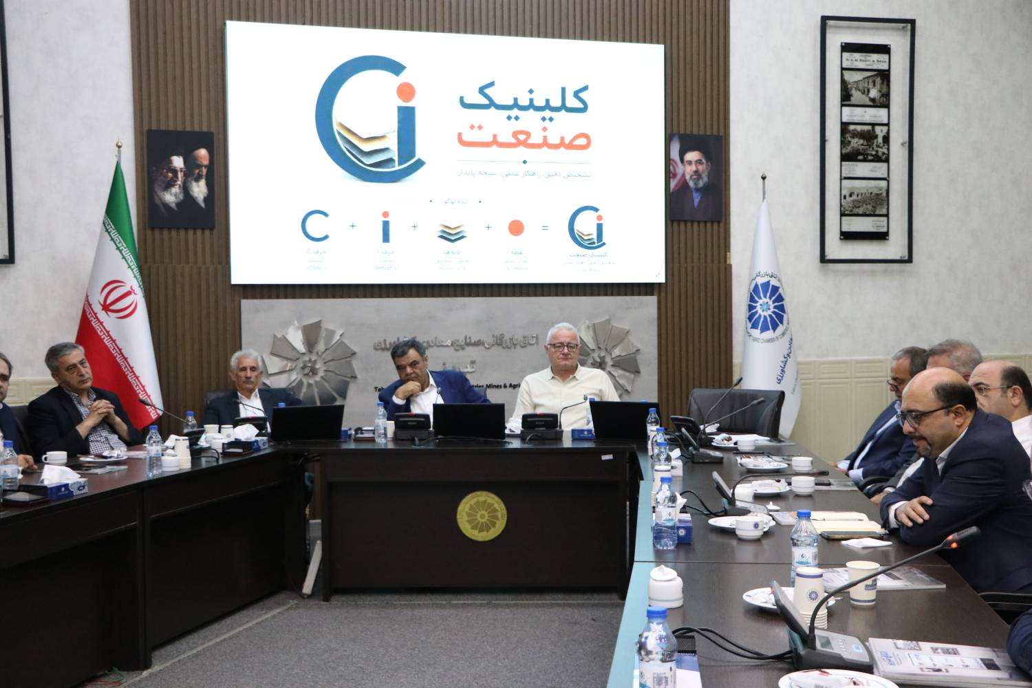 رونمایی از پوستر کلینیک صنعت